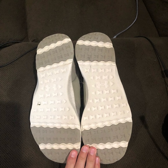 Under armour shoes - Picture 3 of 3
